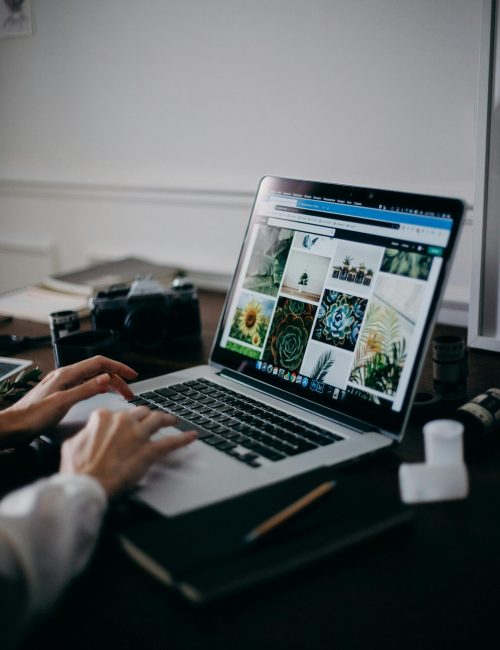 Photo de cottonbro studio: https://www.pexels.com/fr-fr/photo/personne-utilisant-macbook-pro-sur-table-3585001/