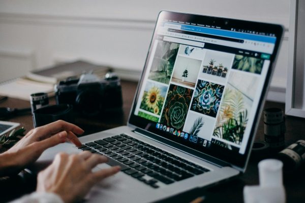 Photo de cottonbro studio: https://www.pexels.com/fr-fr/photo/personne-utilisant-macbook-pro-sur-table-3585001/
