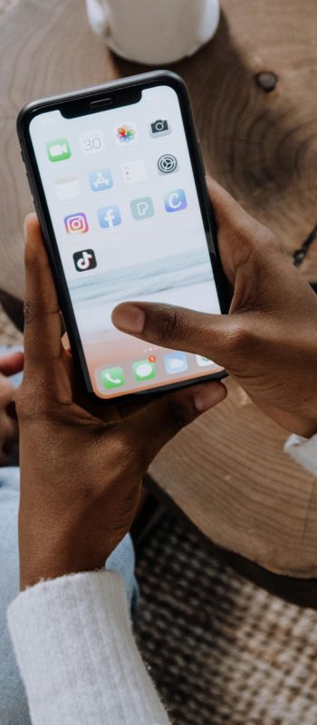 Photo de cottonbro studio: https://www.pexels.com/fr-fr/photo/mains-gens-personnes-individus-5081926/