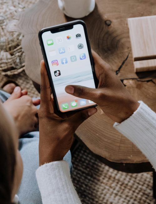 Photo de cottonbro studio: https://www.pexels.com/fr-fr/photo/mains-gens-personnes-individus-5081926/