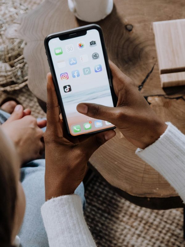 Photo de cottonbro studio: https://www.pexels.com/fr-fr/photo/mains-gens-personnes-individus-5081926/