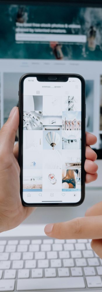 Photo de cottonbro studio: https://www.pexels.com/fr-fr/photo/main-iphone-internet-technologie-5082578/