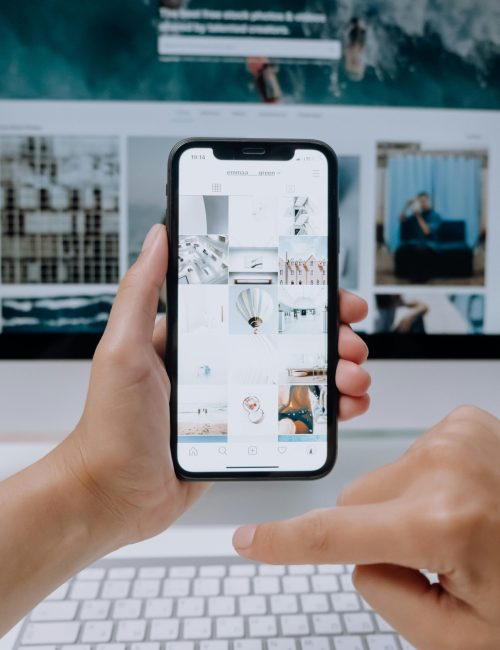 Photo de cottonbro studio: https://www.pexels.com/fr-fr/photo/main-iphone-internet-technologie-5082578/