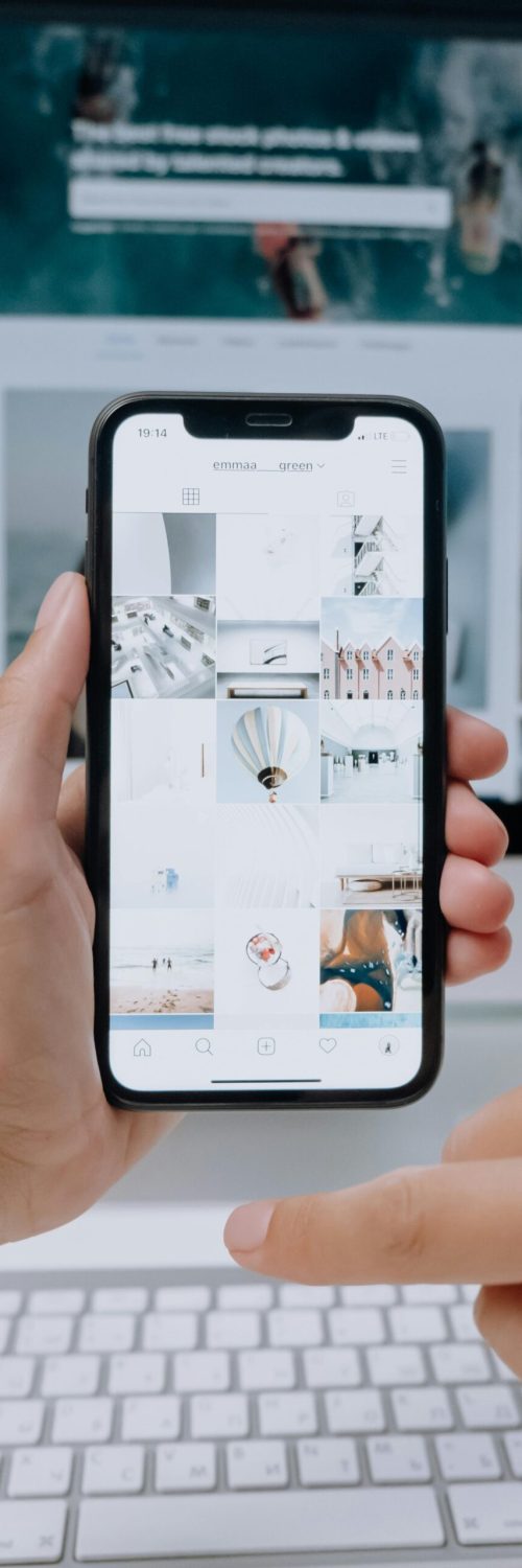 Photo de cottonbro studio: https://www.pexels.com/fr-fr/photo/main-iphone-internet-technologie-5082578/