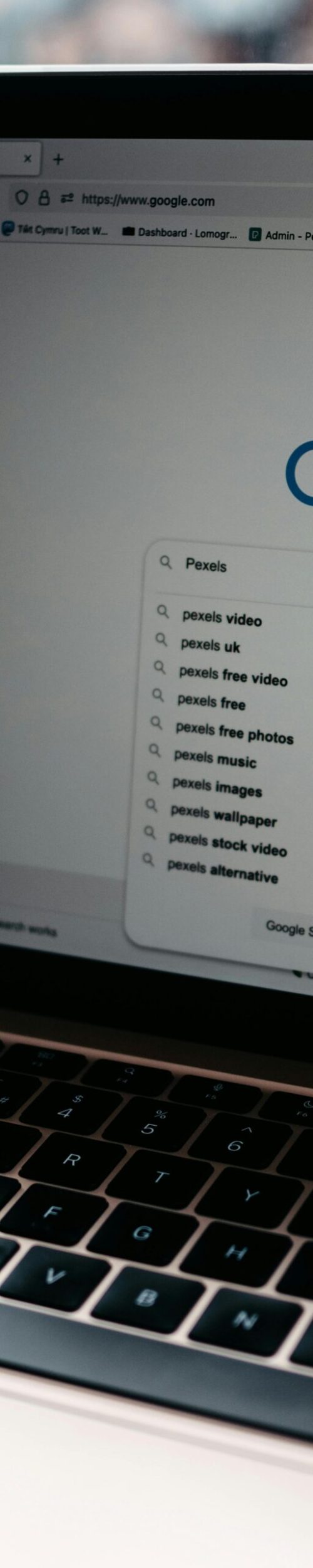 Photo de Lisa from Pexels: https://www.pexels.com/fr-fr/photo/ordinateur-portable-internet-technologie-ordinateur-16368540/