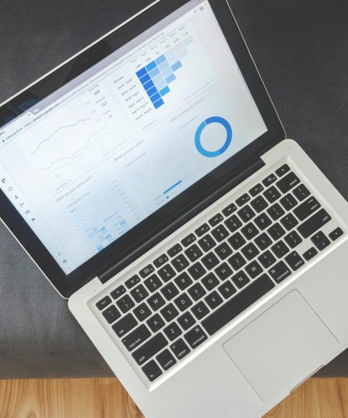 Photo de Lukas: https://www.pexels.com/fr-fr/photo/ordinateur-portable-allume-577195/