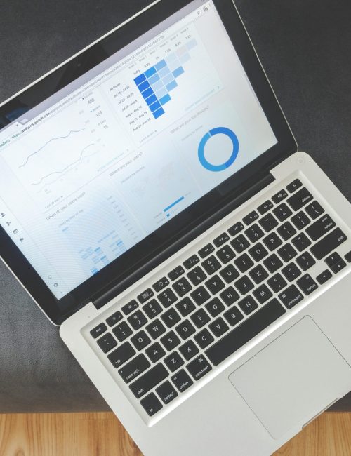 Photo de Lukas: https://www.pexels.com/fr-fr/photo/ordinateur-portable-allume-577195/