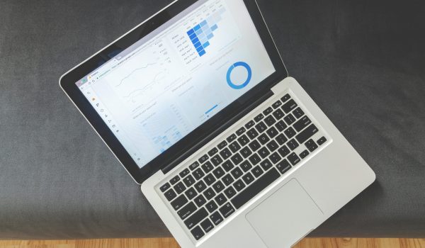 Photo de Lukas: https://www.pexels.com/fr-fr/photo/ordinateur-portable-allume-577195/