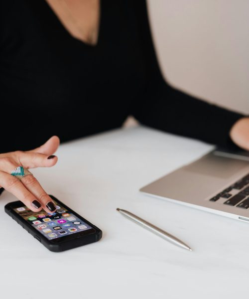 Entre PC et téléphone, je fais vivre le compte Instagram de ma cliente avec créativité et authenticité !