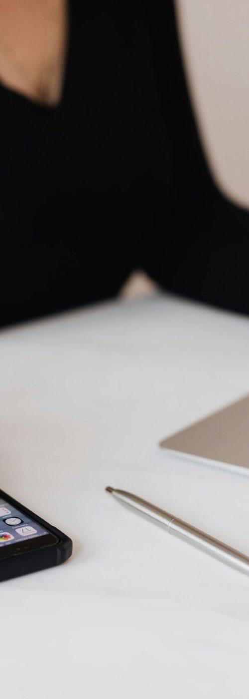 Entre PC et téléphone, je fais vivre le compte Instagram de ma cliente avec créativité et authenticité !