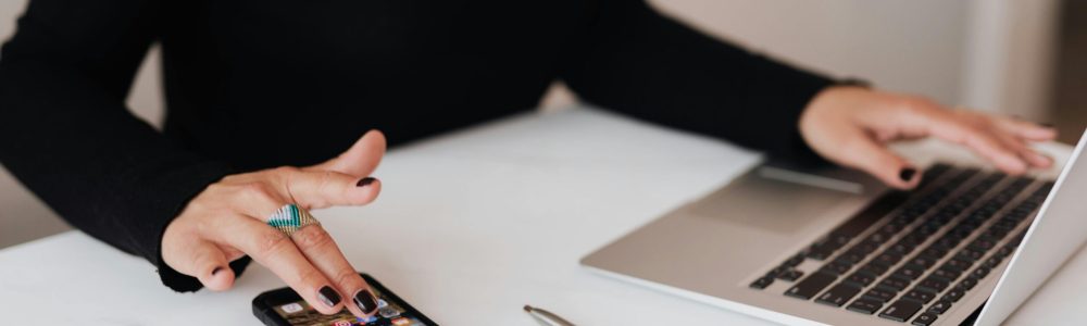 Entre PC et téléphone, je fais vivre le compte Instagram de ma cliente avec créativité et authenticité !