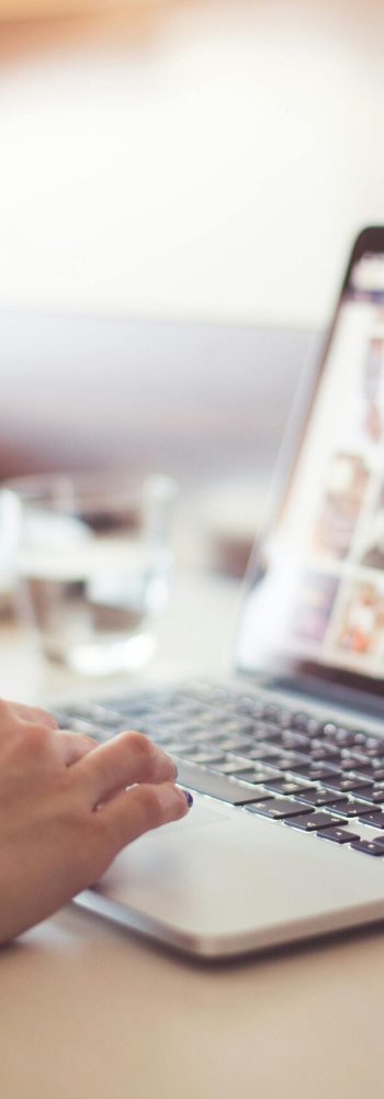 Photo de picjumbo.com: https://www.pexels.com/fr-fr/photo/personne-utilisant-un-ordinateur-portable-pendant-la-journee-196655/