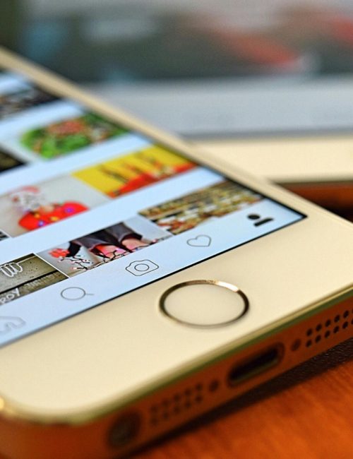 Photo de Pixabay: https://www.pexels.com/fr-fr/photo/argent-iphone-5s-montrant-instagram-163184/