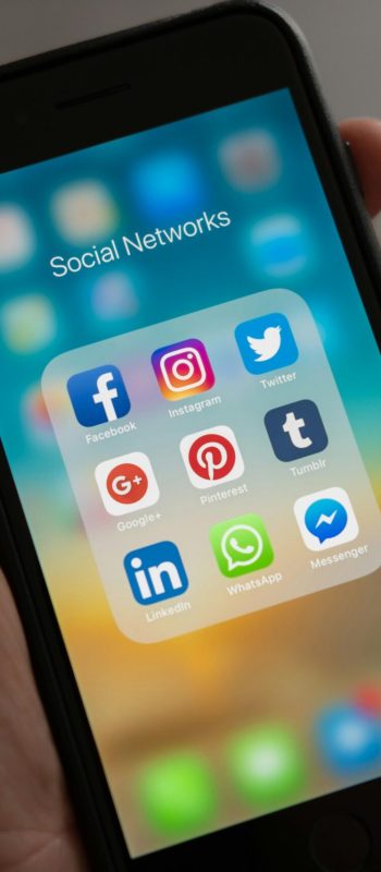 Photo de Tracy Le Blanc: https://www.pexels.com/fr-fr/photo/personne-tenant-iphone-montrant-le-dossier-de-reseaux-sociaux-607812/