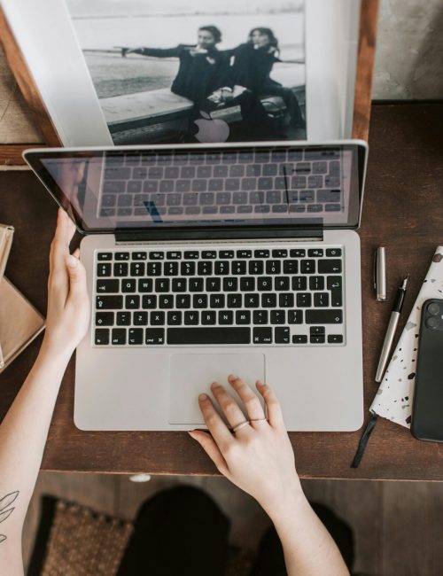 Photo de Vlada Karpovich: https://www.pexels.com/fr-fr/photo/femme-creatif-main-smartphone-4050319/